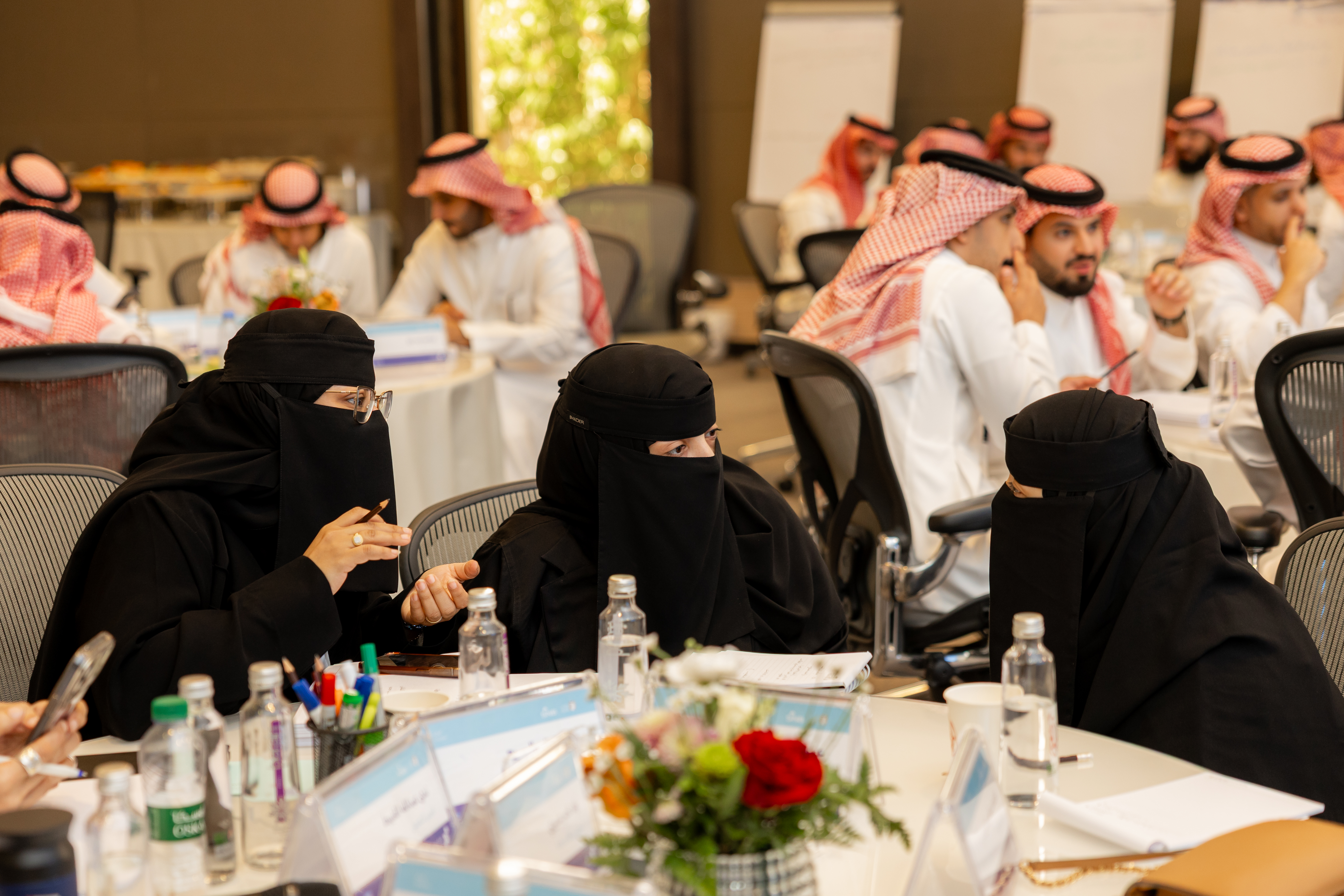 نقاش وتخطيط بين رائدات الأعمال
